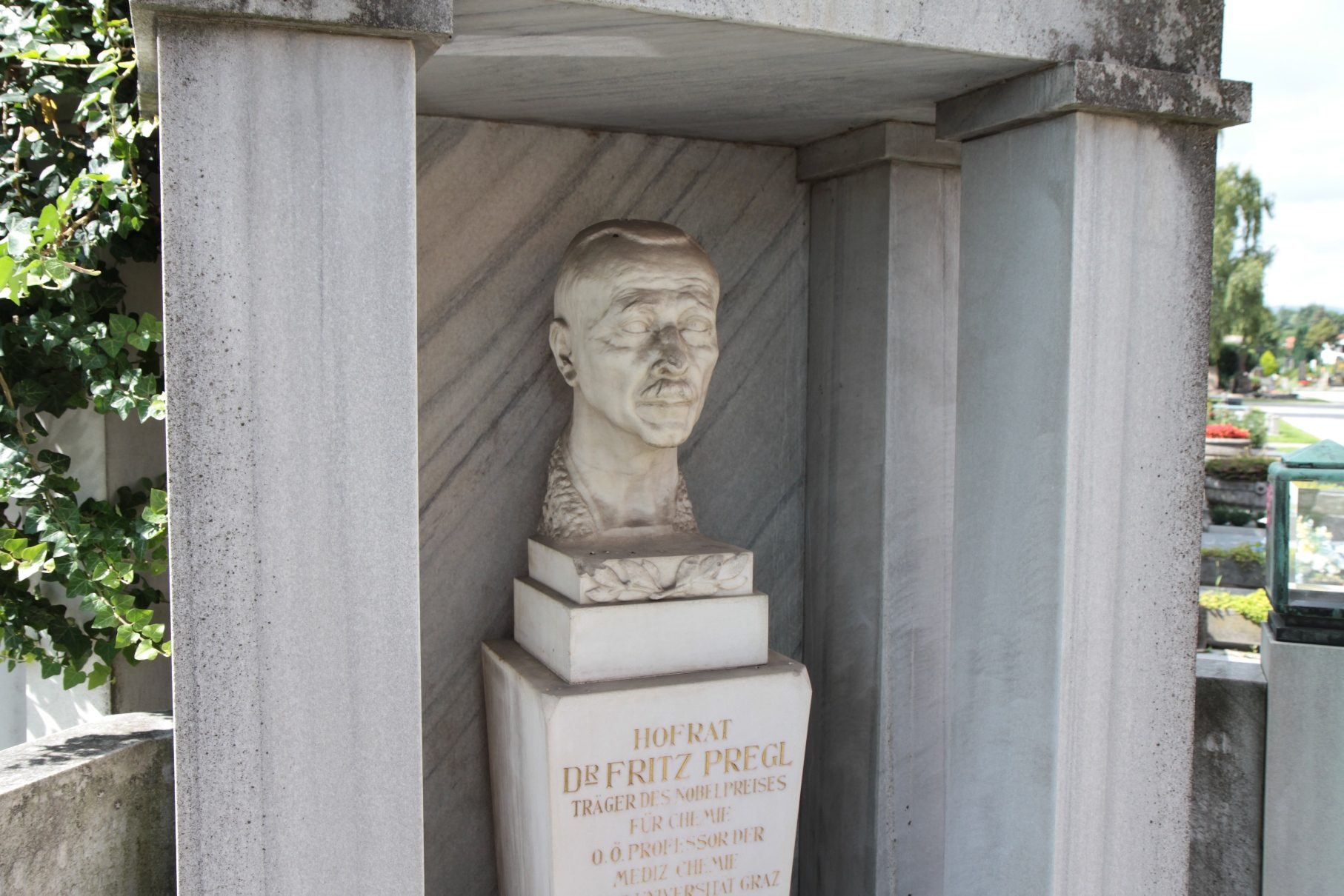Fritz Pregl's tomb, Graz - 06.JPG